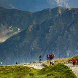 Turyści na szlaku na Kasprowy Wierch w Tatrach. Na dalszym planie skaliste szczyty.