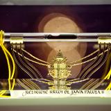 Szklana szkatuła z relikwią krwi błogosławionego Jana Pawła II.