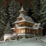 Duża drewniana kaplica zimą.