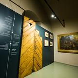 Drewniane drzwi zawieszone na ciemnej ścianie