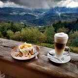 ciasto i kawa na balustradzie w tyle widok na góry