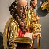 Rzeźba mężczyzny z brodą w złotej szacie trzymającego klucz.