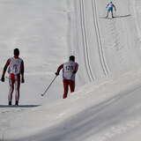 Zawodnicy na trasie U Leśników w Krynicy-Zdrój konkurują między sobą biegnąc łyżwą.
