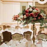 Elegancko nakryty stół z kwiatami w hotelowej sali bankietowej