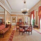 Eleganckie, pałacowe wnętrze hotelowe ze stylowymi sofami, fotelami i stolikami
