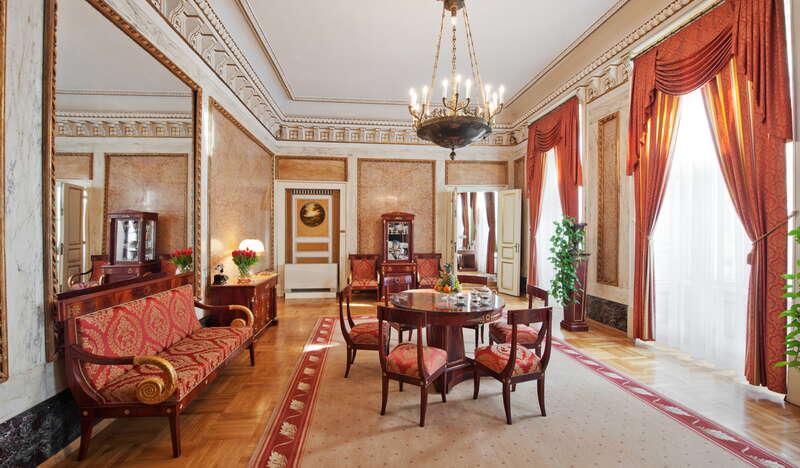 Eleganckie, pałacowe wnętrze hotelowe ze stylowymi sofami, fotelami i stolikami