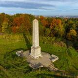 Obrazek: Obelisk na wzgórzu Kaim Kraków