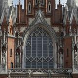Detale fasady frontowej w stylu neogotyckim.