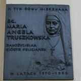Tablica z brązu pamięci błogosławionej Marii Angeli Truszkowskiej. Portret kobiety po lewej i napis.